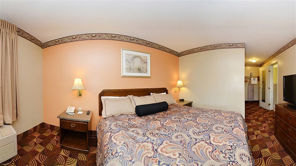 ซูเปอร์ 8 บาย วินด์แฮม เลค ออฟ โอซาร์กส Motel Eldon ภายนอก รูปภาพ