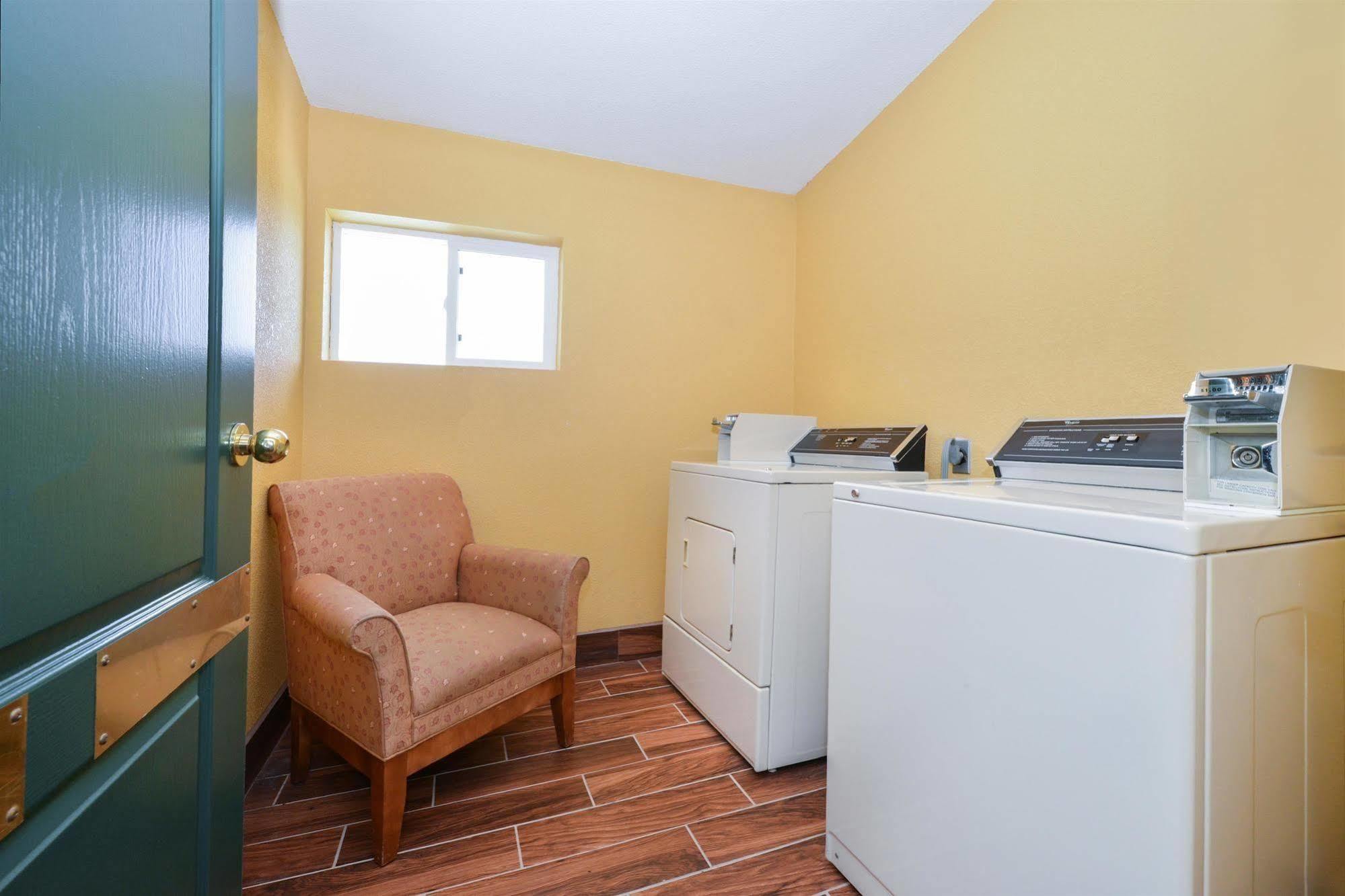 ซูเปอร์ 8 บาย วินด์แฮม เลค ออฟ โอซาร์กส Motel Eldon ภายนอก รูปภาพ